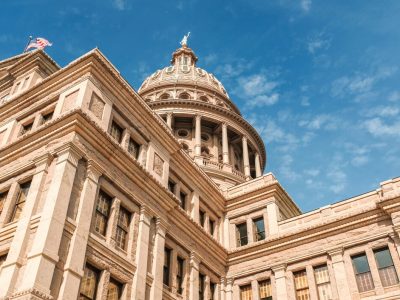 low-angle-shot-texas-capitol-building-blue-beautiful-sky-austin-city-texas_181624-3158